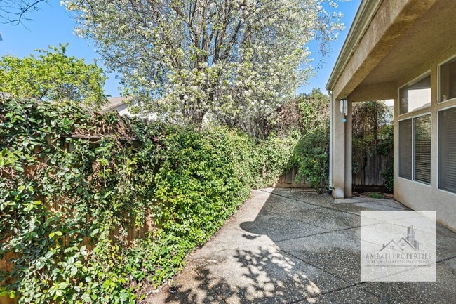 Building Photo - Beautiful 2 Story Home in the Clovis Unified District