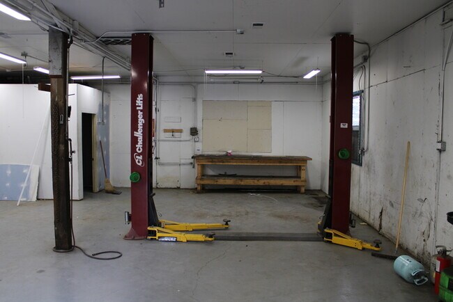 Building Photo - Unique Rental in Grandview with 3 bay gara...