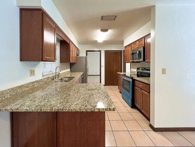 Building Photo - 3BR/2BA Pet Friendly Pool Home in McIntosh...