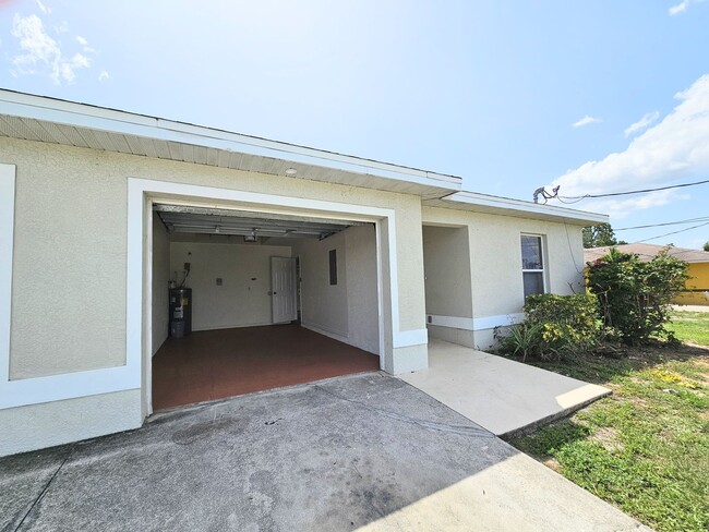 Building Photo - Great 3-bedrooms, 2 baths duplex with new ...