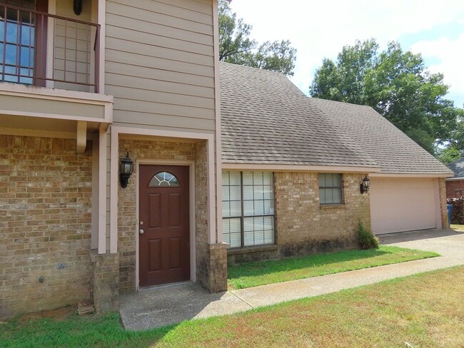 Building Photo - Remodeled in 2024! Gorgeous 3 Bdrm., 2 Bath Duplex in Whitehouse ISD!