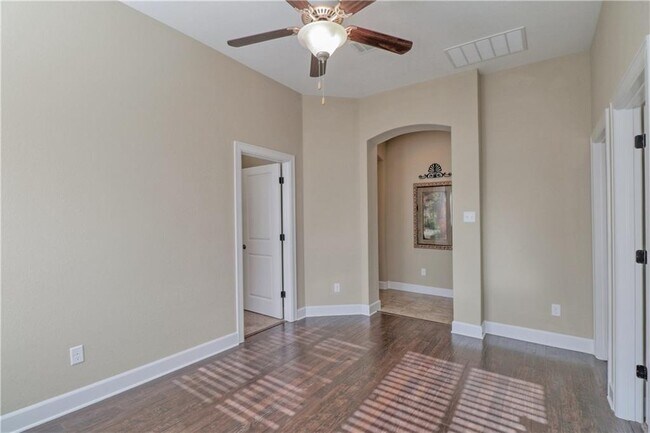 Building Photo - 124 Claiborne Lake Ln