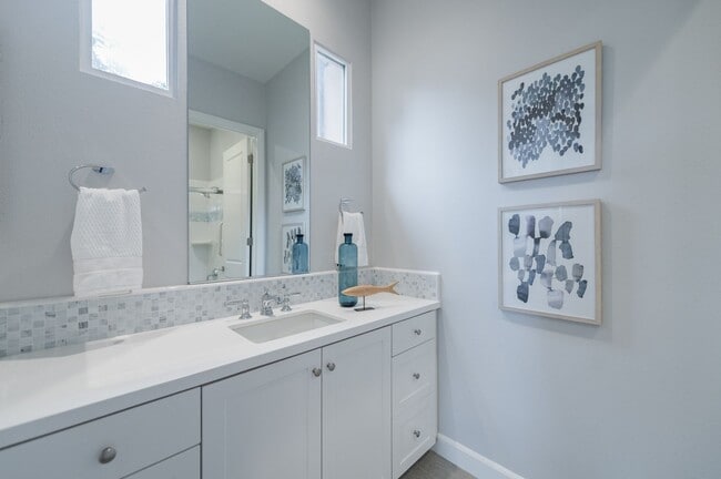 Building Photo - Fully Renovated 2 Bed, 2.5 Bath + Den Single Story Home Available NOW in Eastwood Village in Irvine!