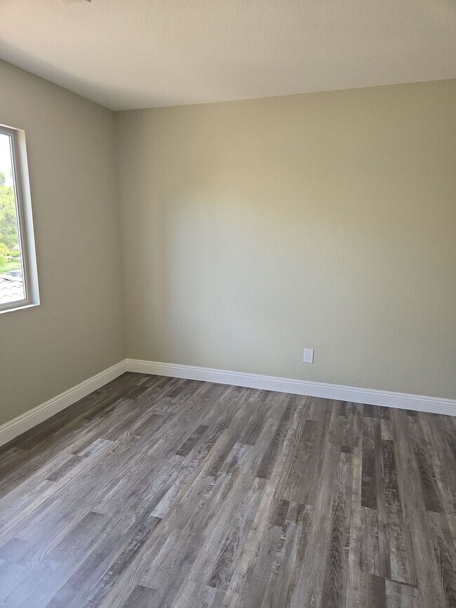 Building Photo - A Fabulous 4 Bedroom Home in Peccole Ranch