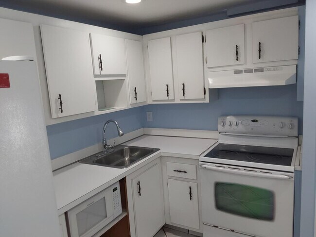 Building Photo - 4166 Inverrary Dr