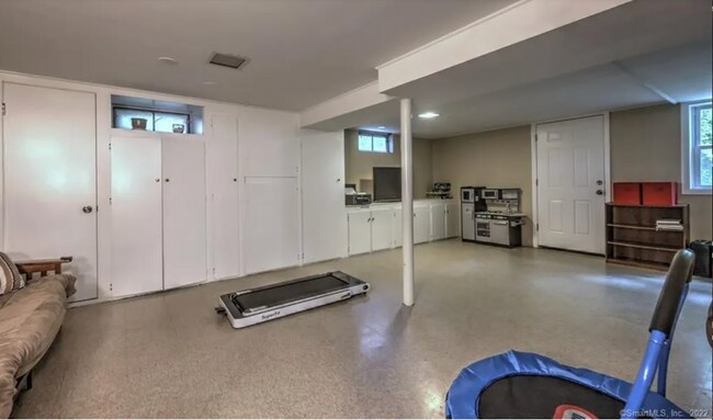 Building Photo - 921 Farmington Dr