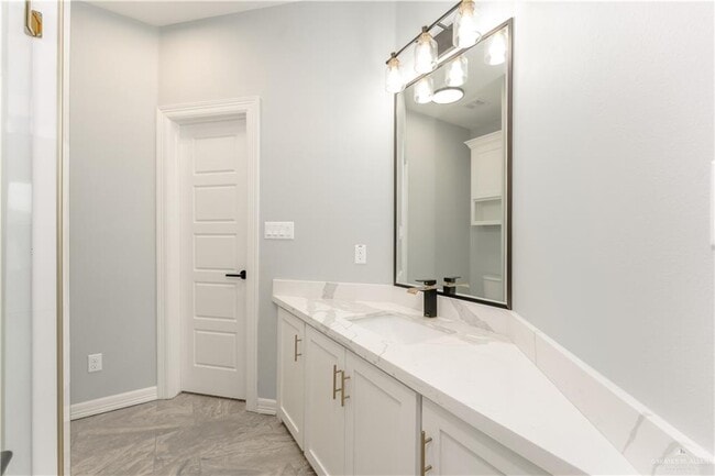 Building Photo - 1711 Lago Delton