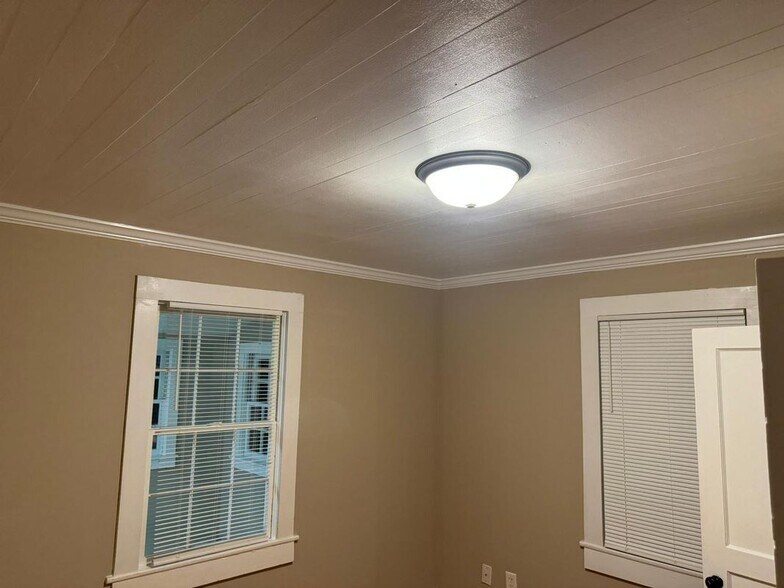 Building Photo - 4354 Pineview Dr