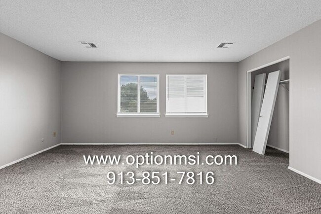 Building Photo - Freshly updated townhome in KCK