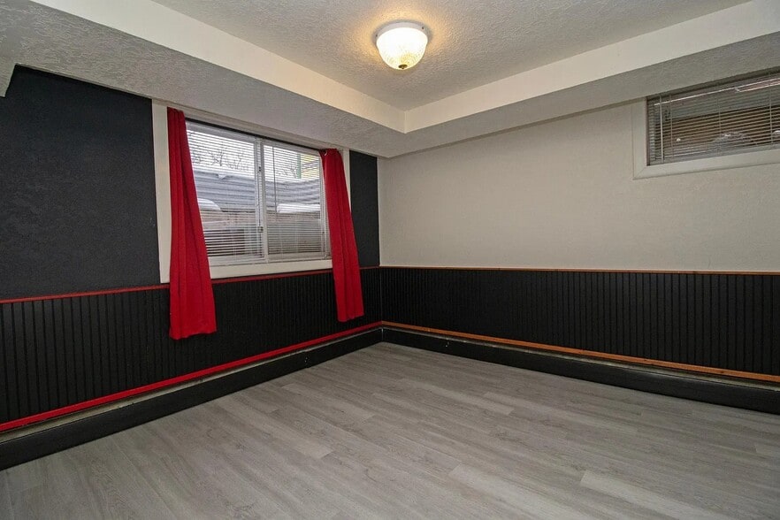 Building Photo - 815 5th Ave S