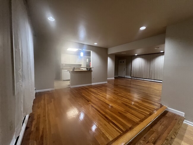 Building Photo - 810 Ashton St