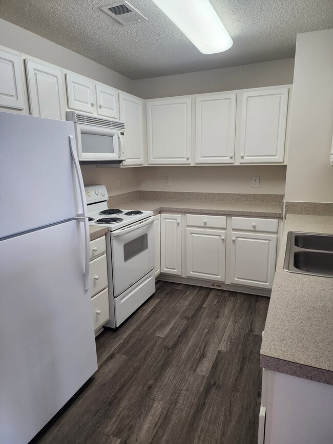 Building Photo - 6105 Hedgecock Cir