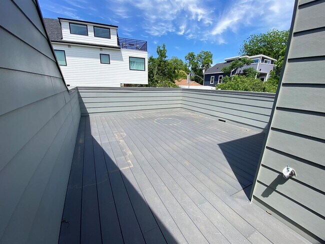 Building Photo - 1903 E 8th St