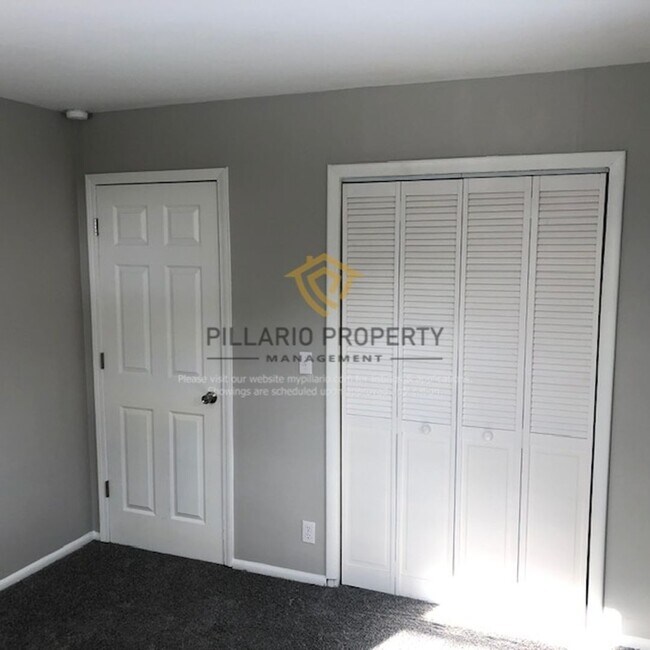 Building Photo - 4-Bedroom Home with Spacious Kitchen & Detached Garage, Available NOW!