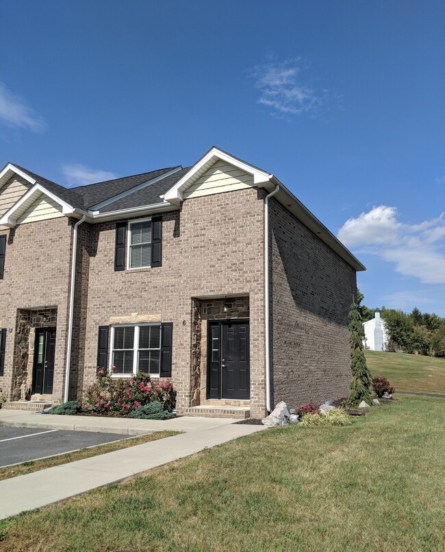 Building Photo - Luxury End-Unit Townhome in Cedar Point, North Harrisonburg!