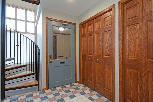 Building Photo - 814 Grand Ave