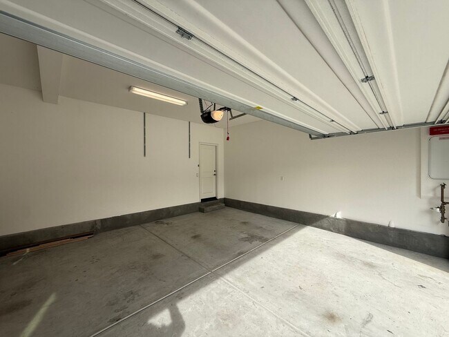 Building Photo - Great 3B/2.5BA House in Gated San Elijo Hills Community!