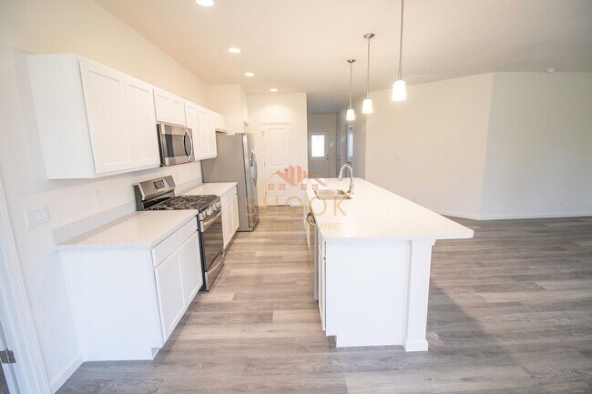 Building Photo - MODERN 3BR HOME IN BLACKTHORNE