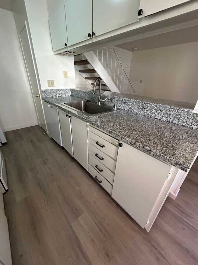 Building Photo - Davis Townhouse.