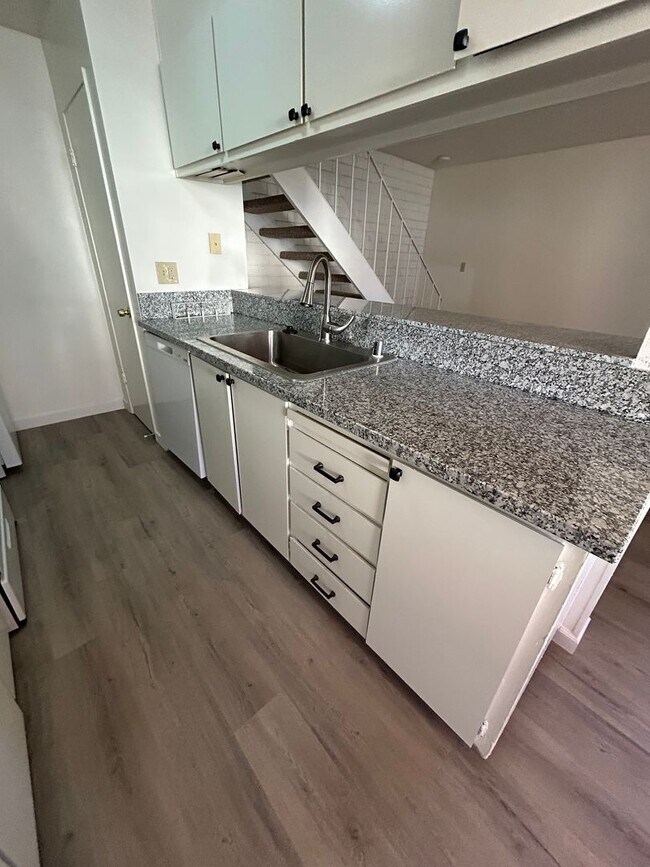 Building Photo - Remodeled Davis Townhouse