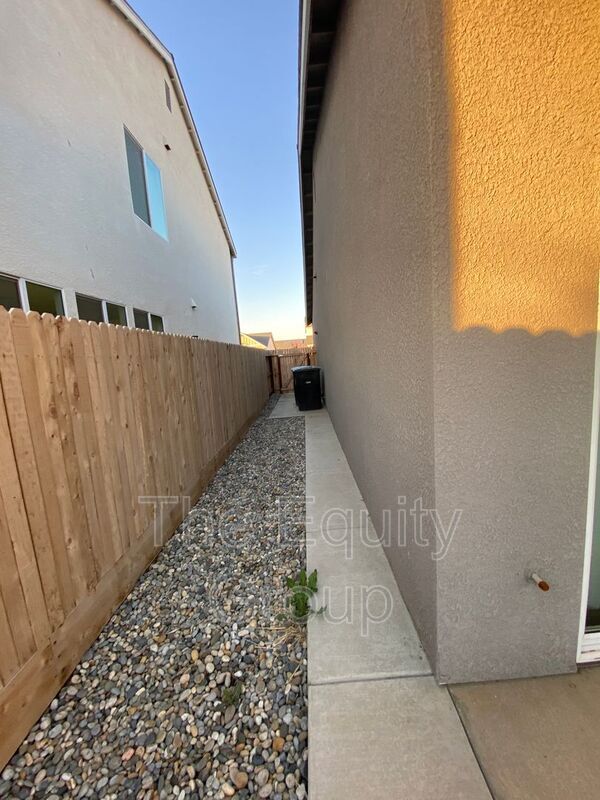 Building Photo - 113 E Tyler Ave