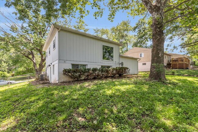 Building Photo - 4 bed, 2 bath, updated interior, AVAILABLE...