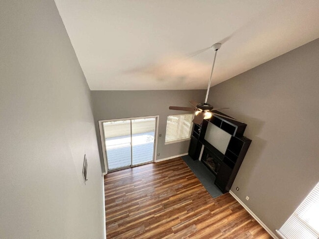 Building Photo - Freshly Updated Condo!