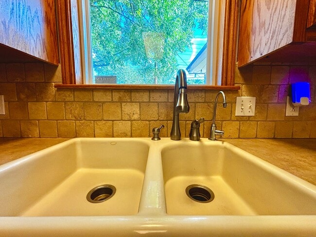 Building Photo - Pre-leasing for early July move in!