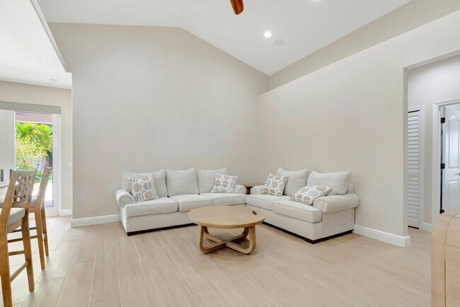 Building Photo - 1050 Delray Lakes Dr