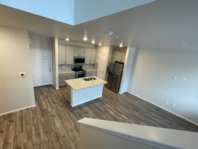Building Photo - Updated 3 Bedroom Townhome Available July