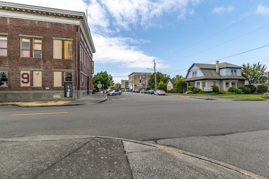 The building is within walking distance to downtown Anacortes restaurants, stores, marina, and farmers market. - 703 Q Ave Apt 4