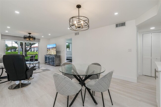 Building Photo - 411 S Hollybrook Dr