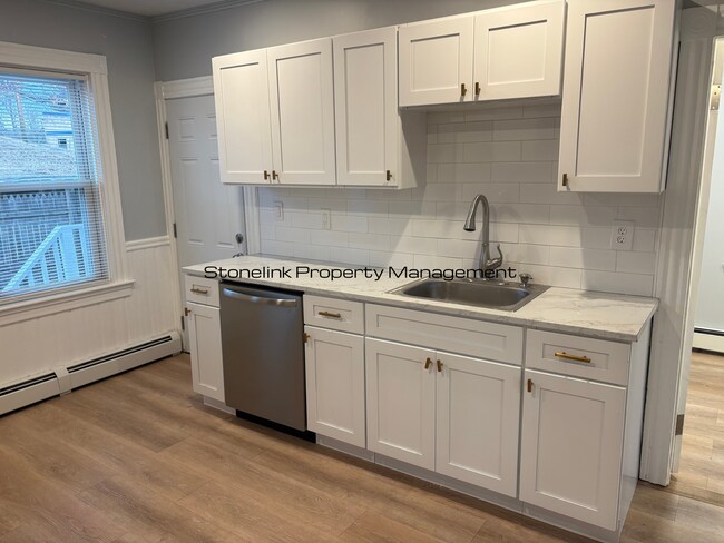 Building Photo - 27 Ferncliff Ave