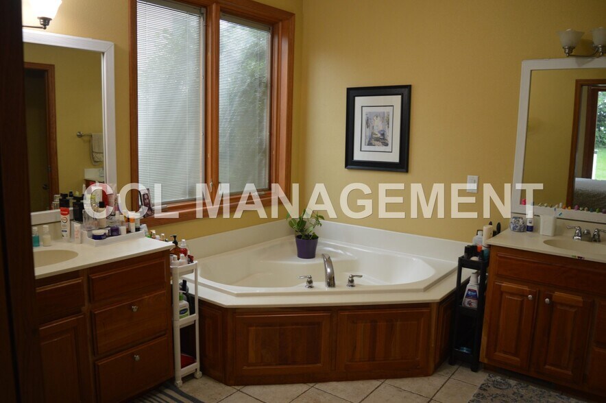 Building Photo - 9217 Bear Claw Way