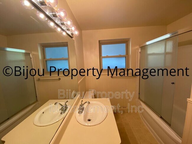 Building Photo - 916 Westmoor Dr