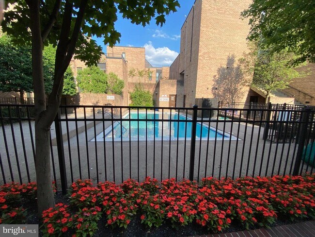 Primary Photo - 130 Spruce St