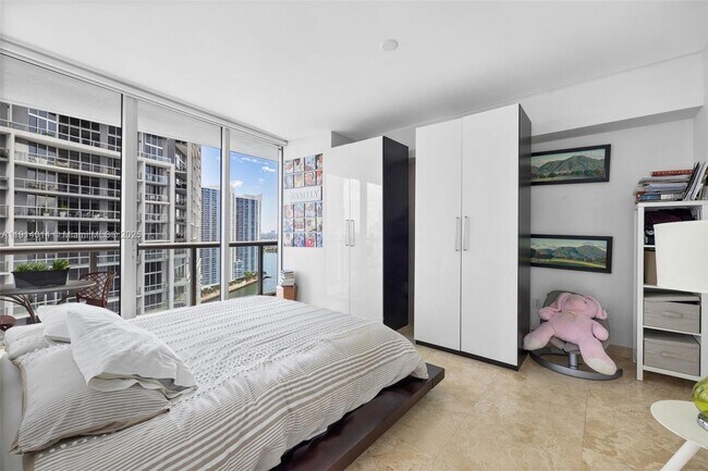 Building Photo - 495 Brickell Ave