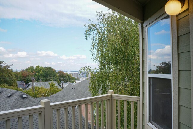 Building Photo - Top Floor 2 Bed 2 Bath with Vaulted Ceilin...