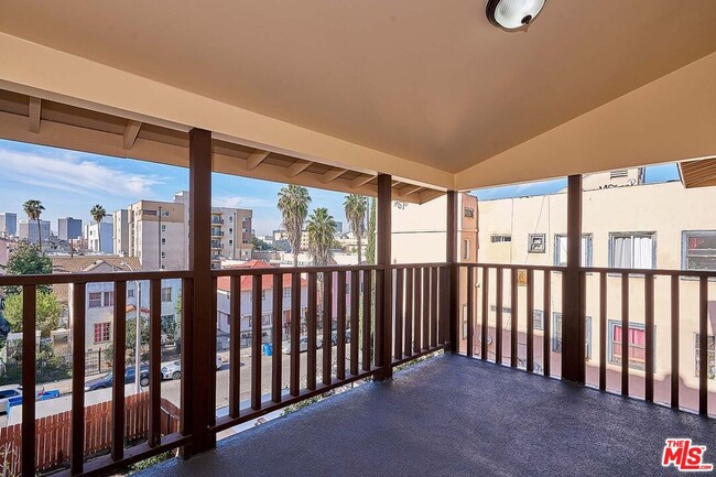 Building Photo - 826 S Park View St