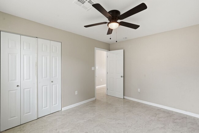 Building Photo - Bright, Fresh & Pet-Friendly — 3BR Retreat Minutes from U of A