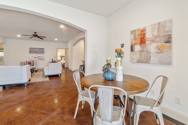 Building Photo - ** MOVE IN July 11th 2027 $5500 ** 5 Bed 3 Bath ** 1 Minute Walk to TCU Campus **