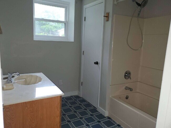 Building Photo - "Spacious 5-Bedroom Retreat with 3 Full Baths in Huntsville – Your Perfect Family Home Awaits!"