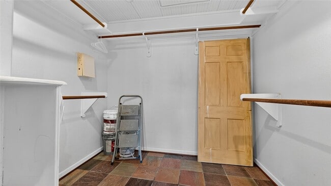 Building Photo - 1606 W Shady Grove Rd
