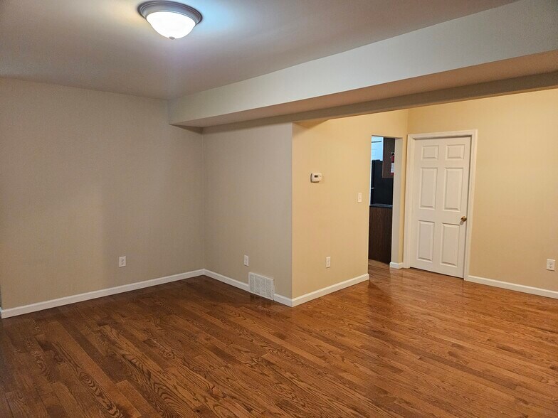 Building Photo - 118 Ballard St