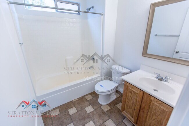 Building Photo - 110 Cholla St