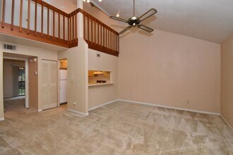 Building Photo - 2/2 Townhome in SW Gainesville - Available NOW!