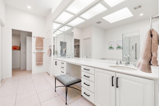 Building Photo - 220 Tomahawk Dr