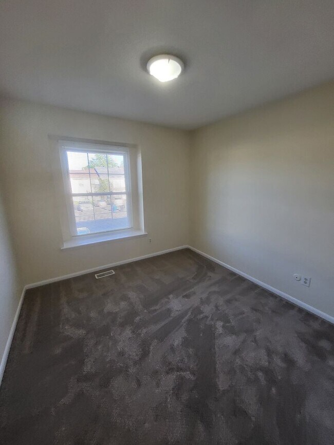 Building Photo - WINDSOR OAKS WEST