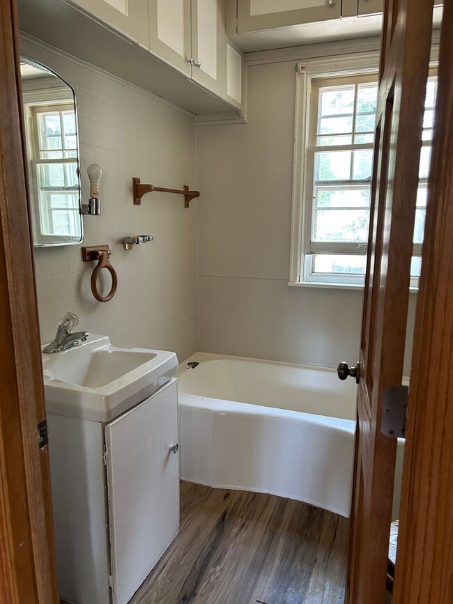 Building Photo - Cozy Single Family House for Rent