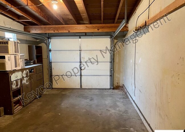 Building Photo - 711 W Prospect Rd